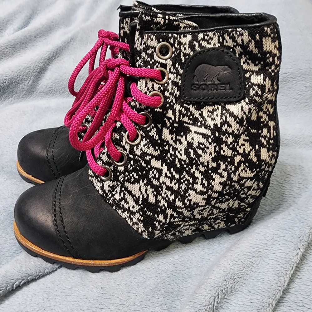 Sorel Women Black Boots with Hot Pink Laces Size 6